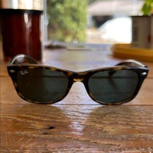 Ray-Ban wayfarer Tortoiseshell Frame Sunglasses with Green Lenses
